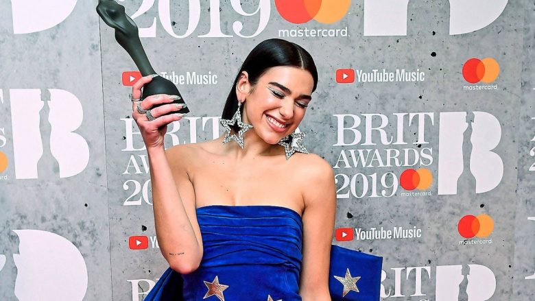 Dua Lipa fiton çmimin Artistja më e mirë Pop R B në Brit Awards 2022